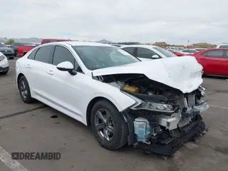 2023 Kia K5 LXS z VIN 5XXG14J2XPG219656, wystawiony jako IAAI lot #42379600 z przebiegiem 52 659 mil mil oraz . Historia ofert i sprzedaży dostępna na DreamBid. Obrazek 1.