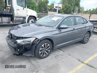 2024 Volkswagen Jetta S z VIN 3VW5M7BUXRM043609, wystawiony jako IAAI lot #42801058 z przebiegiem 26 943 mil mil oraz . Historia ofert i sprzedaży dostępna na DreamBid. Obrazek 18.