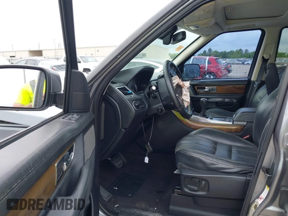2013 Land Rover Range Rover Sport HSE Lux z VIN SALSK2D4XDA806027, wystawiony jako IAAI lot #42123248 z przebiegiem 141 504 mil mil oraz . Historia ofert i sprzedaży dostępna na DreamBid. Obrazek 5.