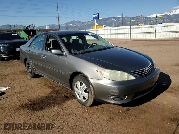 2005 Toyota Camry LE z VIN 4T1BE30KX5U617902, wystawiony jako Copart lot #56540005 z przebiegiem 224 421 mil mil oraz Szkoda całkowita • Salvage title. Historia ofert i sprzedaży dostępna na DreamBid. Obrazek 13.