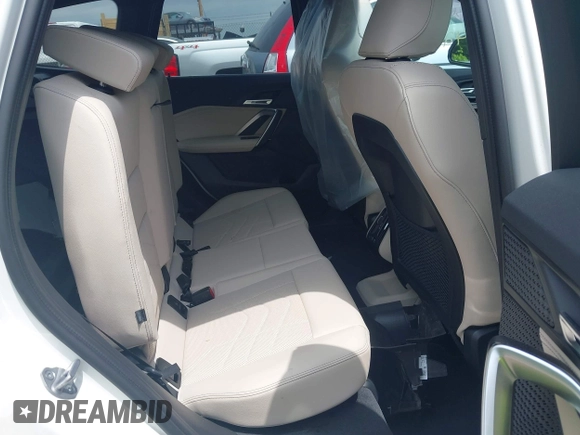 2023 BMW X1 xDrive28i с VIN WBX73EF06P5W91223, выставлен на аукционе IAAI как лот 42379129 с пробегом 9 982 миль миль и . История ставок и продаж доступна на DreamBid. Изображение 8.