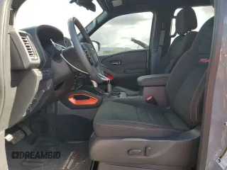 2024 Nissan Frontier SV z VIN 1N6ED1EK7RN631545, wystawiony jako Copart lot #49348715 z przebiegiem 12 973 mil mil oraz Szkoda całkowita • Salvage title. Historia ofert i sprzedaży dostępna na DreamBid. Obrazek 7.