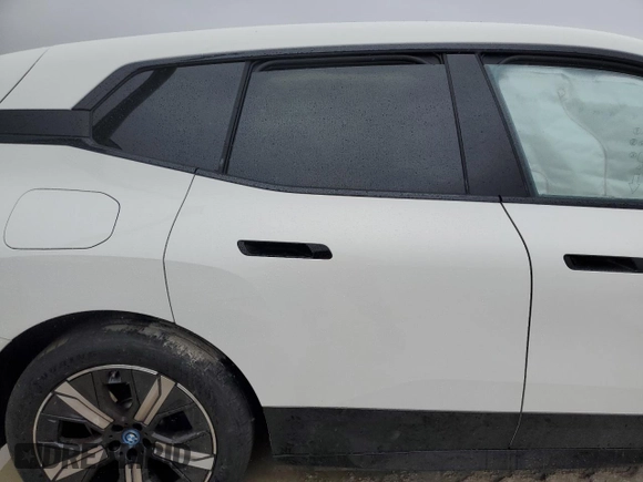 2025 BMW iX xDrive50 with VIN WB523CF03SCT45934, listed as a Copart auction lot 41925155 with 4,106 mi miles and Salvage Title. Bid and sale history available at carsss.com. Image 11.