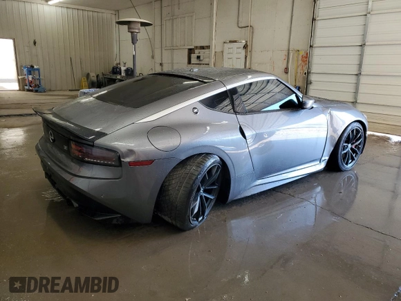2024 Nissan Z Performance с VIN JN1BZ4BH8RM363566, выставлен на аукционе Copart как лот 47385535 с пробегом 17 514 миль миль и Списание • Salvage title. История ставок и продаж доступна на DreamBid. Изображение 3.