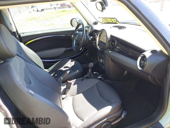2011 MINI Hardtop with VIN WMWSU3C50BT098662, listed as a IAAI auction lot 41820600 with 109,061 mi miles and . Bid and sale history available at DreamBid. Image 5.