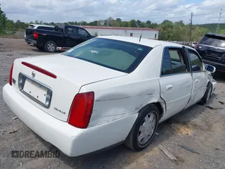 2004 Cadillac DeVille z VIN 1G6KD54YX4U181779, wystawiony jako IAAI lot #41951837 z przebiegiem Nie podano mil oraz . Historia ofert i sprzedaży dostępna na DreamBid. Obrazek 4.