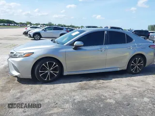 2019 Toyota Camry LE z VIN 4T1B11HK6KU741715, wystawiony jako IAAI lot #42392445 z przebiegiem 138 201 mil mil oraz . Historia ofert i sprzedaży dostępna na DreamBid. Obrazek 14.