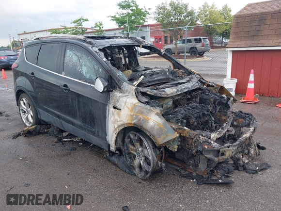 2019 Ford Escape Titanium z VIN 1FMCU9J95KUB24713, wystawiony jako IAAI lot #42554610 z przebiegiem Nie podano mil oraz . Historia ofert i sprzedaży dostępna na DreamBid. Obrazek 1.