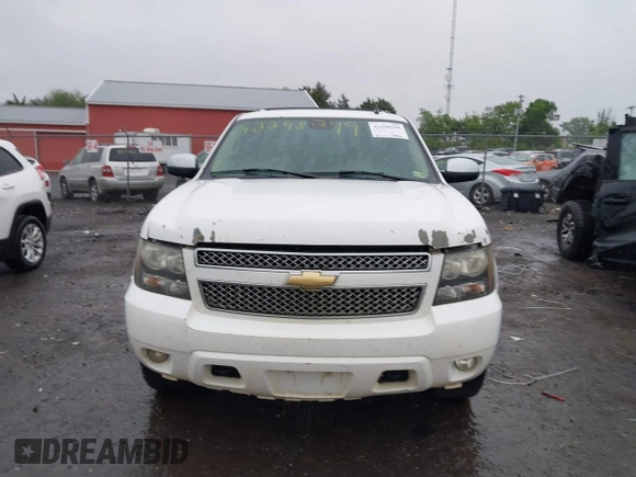 2008 Chevrolet Suburban LTZ z VIN 3GNFK16338G185462, wystawiony jako IAAI lot #42298299 z przebiegiem 301 758 mil mil oraz . Historia ofert i sprzedaży dostępna na DreamBid. Obrazek 12.