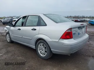 2005 Ford Focus S with VIN 1FAFP34N55W117628, listed as a IAAI auction lot 41882291 with 220,001 mi miles. Bid and sale history available at carsss.com. Image 3.