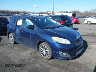 2010 Toyota Matrix S z VIN 2T1LE4EE9AC016716, wystawiony jako IAAI lot #42035753 z przebiegiem 136 578 mil mil oraz . Historia ofert i sprzedaży dostępna na DreamBid. Obrazek 1.