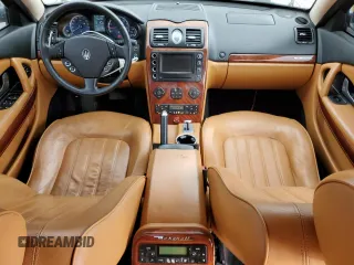 2005 Maserati Quattroporte z VIN ZAMCE39A050017377, wystawiony jako Copart lot #50191415 z przebiegiem 39 545 mil mil oraz Czysty tytuł • Clean title. Historia ofert i sprzedaży dostępna na DreamBid. Obrazek 8.