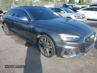 2023 Audi S5 Sportback Premium Plus z VIN WAUC4CF55PA001605, wystawiony jako IAAI lot #41597900 z przebiegiem 24 446 mil mil oraz . Historia ofert i sprzedaży dostępna na DreamBid. Obrazek 1.