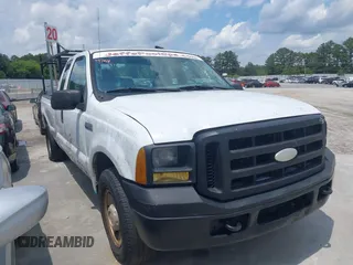 2005 Ford F-250 XL z VIN 1FTSX20525EA33149, wystawiony jako IAAI lot #42216992 z przebiegiem 267 957 mil mil oraz . Historia ofert i sprzedaży dostępna na DreamBid. Obrazek 1.