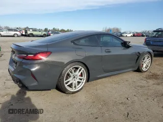2020 BMW M8 z VIN WBSAE0C02LCE87525, wystawiony jako Copart lot #47259455 z przebiegiem 54 367 mil mil oraz Szkody całkowita. Historia ofert i sprzedaży dostępna na DreamBid. Obrazek 3.