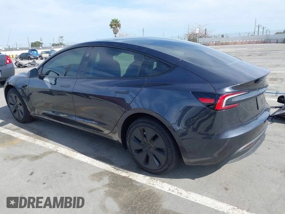 2025 Tesla Model 3 Long Range z VIN 5YJ3E1EA0SF915571, wystawiony jako IAAI lot #42247609 z przebiegiem 3 901 mil mil oraz . Historia ofert i sprzedaży dostępna na DreamBid. Obrazek 3.