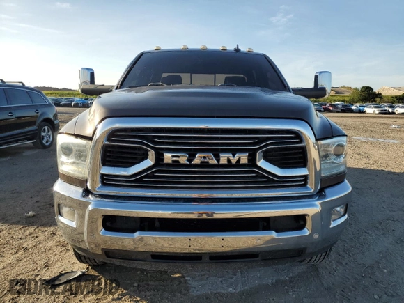 2018 Ram 3500 Laramie Longhorn z VIN 3C63RRKLXJG239218, wystawiony jako Copart lot #79291804 z przebiegiem 149 384 mil mil oraz Szkoda całkowita • Salvage title. Historia ofert i sprzedaży dostępna na DreamBid. Obrazek 5.