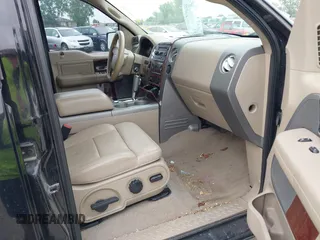 2006 Ford F-150 XLT z VIN 1FTPW14576FB34065, wystawiony jako IAAI lot #42500162 z przebiegiem 212 114 mil mil oraz . Historia ofert i sprzedaży dostępna na DreamBid. Obrazek 5.