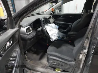 2019 Kia Sorento LX z VIN 5XYPGDA54KG584282, wystawiony jako IAAI lot #42505080 z przebiegiem 83 431 mil mil oraz . Historia ofert i sprzedaży dostępna na DreamBid. Obrazek 5.