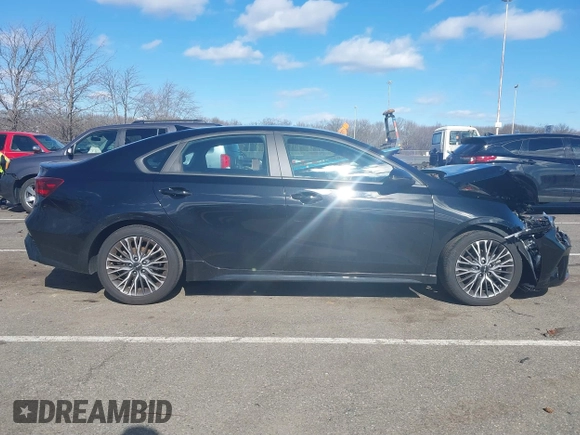 2023 Kia Forte GT-Line z VIN 3KPF54ADXPE580248, wystawiony jako IAAI lot #41601138 z przebiegiem 21 881 mil mil oraz . Historia ofert i sprzedaży dostępna na DreamBid. Obrazek 13.