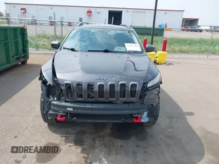 2016 Jeep Cherokee Trailhawk z VIN 1C4PJMBS1GW323434, wystawiony jako IAAI lot #42485364 z przebiegiem 130 351 mil mil oraz . Historia ofert i sprzedaży dostępna na DreamBid. Obrazek 13.