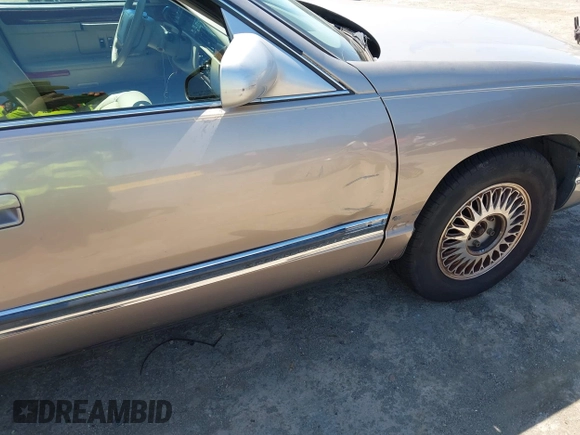 1995 Cadillac DeVille z VIN 1G6KD52B8SU251727, wystawiony jako IAAI lot #42479284 z przebiegiem 104 080 mil mil oraz . Historia ofert i sprzedaży dostępna na DreamBid. Obrazek 6.