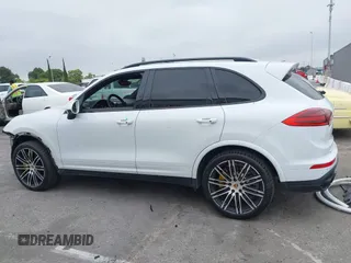 2016 Porsche Cayenne Turbo z VIN WP1AC2A20GLA85193, wystawiony jako IAAI lot #42170440 z przebiegiem 95 999 mil mil oraz . Historia ofert i sprzedaży dostępna na DreamBid. Obrazek 15.