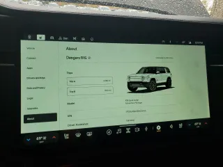 2024 Rivian R1S Adventure z VIN 7PDSGABAXRN035766, wystawiony jako Copart lot #77481034 z przebiegiem 6 590 mil mil oraz Szkoda całkowita • Salvage title. Historia ofert i sprzedaży dostępna na DreamBid. Obrazek 9.