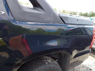 2008 Chevrolet Avalanche LTZ z VIN 3GNFK12318G241601, wystawiony jako IAAI lot #42268422 z przebiegiem 154 345 mil mil oraz . Historia ofert i sprzedaży dostępna na DreamBid. Obrazek 13.