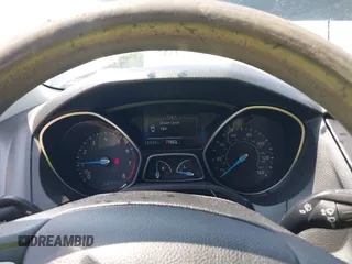 2016 Ford Focus S z VIN 1FADP3E26GL393235, wystawiony jako IAAI lot #42385660 z przebiegiem 133 049 mil mil oraz . Historia ofert i sprzedaży dostępna na DreamBid. Obrazek 7.