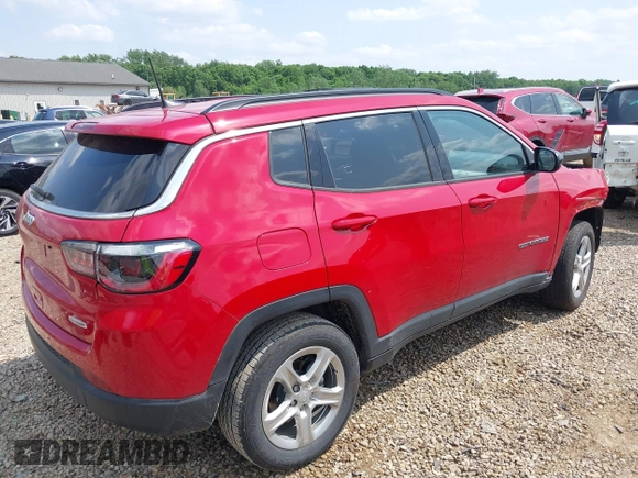 2024 Jeep Compass Latitude z VIN 3C4NJDBN5RT579943, wystawiony jako IAAI lot #42461866 z przebiegiem 18 241 mil mil oraz . Historia ofert i sprzedaży dostępna na DreamBid. Obrazek 4.