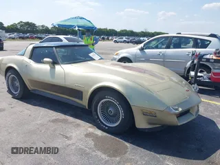 1982 Chevrolet Corvette z VIN 1G1AY0787C5122170, wystawiony jako IAAI lot #42295534 z przebiegiem 118 268 mil mil oraz . Historia ofert i sprzedaży dostępna na DreamBid. Obrazek 1.