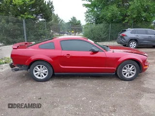 2005 Ford Mustang Deluxe z VIN 1ZVFT80N955128031, wystawiony jako IAAI lot #42557098 z przebiegiem 138 447 mil mil oraz . Historia ofert i sprzedaży dostępna na DreamBid. Obrazek 13.