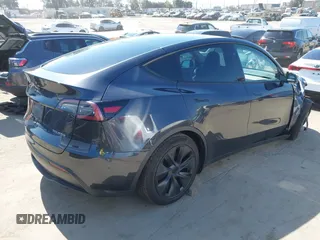 2024 Tesla Model Y z VIN 7SAYGDED4RF115252, wystawiony jako IAAI lot #42302658 z przebiegiem 7 365 mil mil oraz . Historia ofert i sprzedaży dostępna na DreamBid. Obrazek 4.