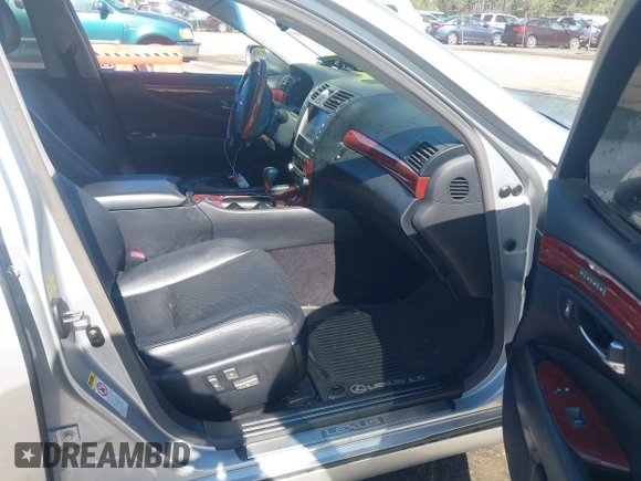 2010 Lexus LS 460 z VIN JTHCL5EFXA5006440, wystawiony jako IAAI lot #41988811 z przebiegiem 162 599 mil mil oraz . Historia ofert i sprzedaży dostępna na DreamBid. Obrazek 5.