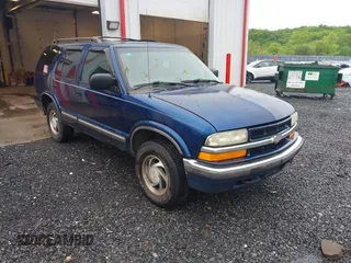 2000 Chevrolet Blazer LT z VIN 1GNDT13W9Y2350118, wystawiony jako IAAI lot #42255823 z przebiegiem 255 056 mil mil oraz . Historia ofert i sprzedaży dostępna na DreamBid. Obrazek 1.