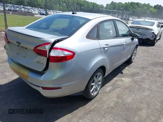 2019 Ford Fiesta SE z VIN 3FADP4BJ0KM133096, wystawiony jako IAAI lot #42204601 z przebiegiem 108 904 mil mil oraz . Historia ofert i sprzedaży dostępna na DreamBid. Obrazek 4.