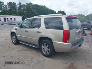 2008 Cadillac Escalade z VIN 1GYEC63868R143876, wystawiony jako IAAI lot #42177747 z przebiegiem 204 770 mil mil oraz . Historia ofert i sprzedaży dostępna na DreamBid. Obrazek 3.