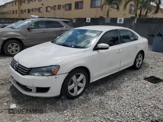 2013 Volkswagen Passat SE z VIN 1VWBP7A34DC033008, wystawiony jako Copart lot #56036275 z przebiegiem 248 316 mil mil oraz Czysty tytuł • Clean title. Historia ofert i sprzedaży dostępna na DreamBid. Obrazek 1.