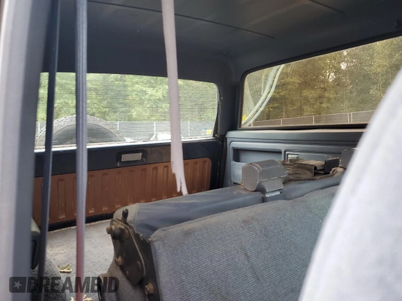 1989 Ford Bronco Custom z VIN 1FMEU15H6KLA27263, wystawiony jako Copart lot #73462704 z przebiegiem 88 209 mil mil oraz Szkoda całkowita • Salvage title. Historia ofert i sprzedaży dostępna na DreamBid. Obrazek 10.