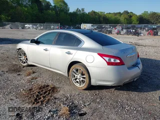 2011 Nissan Maxima SV z VIN 1N4AA5AP4BC803234, wystawiony jako IAAI lot #42012228 z przebiegiem 207 111 mil mil oraz . Historia ofert i sprzedaży dostępna na DreamBid. Obrazek 3.