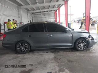2016 Volkswagen Jetta Sport z VIN 3VWD17AJ3GM416482, wystawiony jako IAAI lot #41653790 z przebiegiem 109 380 mil mil oraz . Historia ofert i sprzedaży dostępna na DreamBid. Obrazek 12.