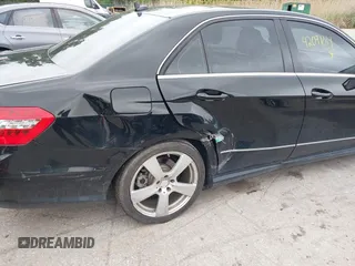 2011 Mercedes-Benz E 350 Luxury z VIN WDDHF8HB1BA427051, wystawiony jako IAAI lot #42091014 z przebiegiem Nie podano mil oraz . Historia ofert i sprzedaży dostępna na DreamBid. Obrazek 6.