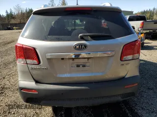2013 Kia Sorento EX z VIN 5XYKUDA27DG360953, wystawiony jako Copart lot #48254445 z przebiegiem 134 637 mil mil oraz Szkoda całkowita • Salvage title. Historia ofert i sprzedaży dostępna na DreamBid. Obrazek 6.