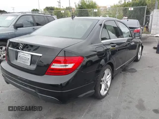 2013 Mercedes-Benz C 250 Sport z VIN WDDGF4HBXDR261850, wystawiony jako IAAI lot #42164882 z przebiegiem 149 257 mil mil oraz . Historia ofert i sprzedaży dostępna na DreamBid. Obrazek 4.