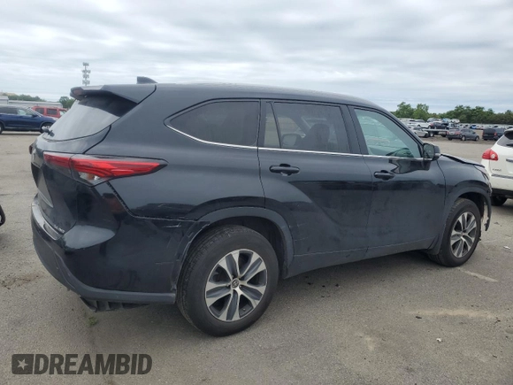2022 Toyota Highlander XLE with VIN 5TDGZRBH0NS204460, listed as a Copart auction lot 61422635 with 67,880 mi miles and Salvage title. Bid and sale history available at DreamBid. Image 3.