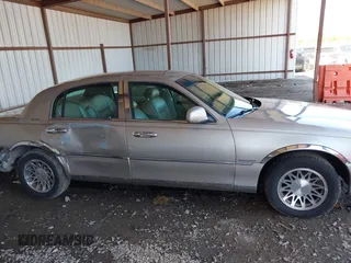 2000 Lincoln Town Car Signature z VIN 1LNHM82W1YY869805, wystawiony jako IAAI lot #42051938 z przebiegiem 125 940 mil mil oraz . Historia ofert i sprzedaży dostępna na DreamBid. Obrazek 14.