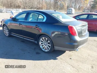 2011 Lincoln MKS EcoBoost z VIN 1LNHL9FT1BG608776, wystawiony jako IAAI lot #40822634 z przebiegiem 117 458 mil mil oraz . Historia ofert i sprzedaży dostępna na DreamBid. Obrazek 3.
