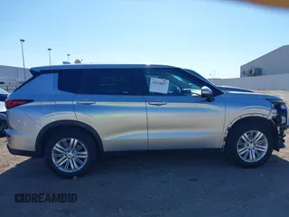 2024 Mitsubishi Outlander ES z VIN JA4J3UA8XRZ015082, wystawiony jako IAAI lot #42244407 z przebiegiem 18 885 mil mil oraz . Historia ofert i sprzedaży dostępna na DreamBid. Obrazek 14.