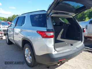 2020 Chevrolet Traverse LT Cloth z VIN 1GNERGKW3LJ177069, wystawiony jako IAAI lot #42080588 z przebiegiem 91 630 mil mil oraz . Historia ofert i sprzedaży dostępna na DreamBid. Obrazek 3.